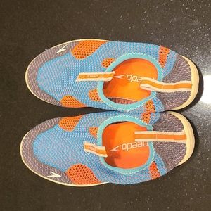 Speedo water shoes size small